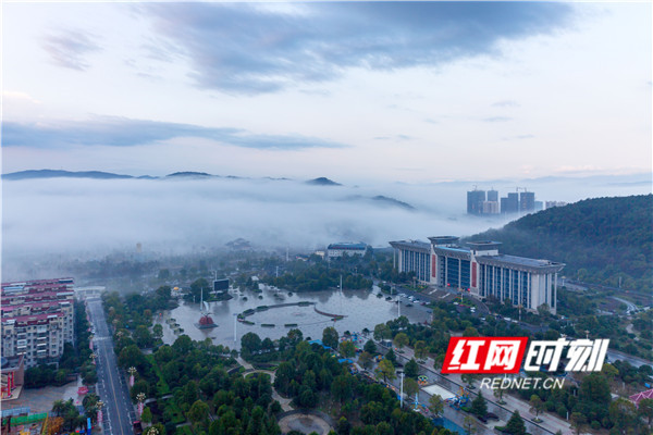 2月14日，湖南省永州市东安县城区空气格外清新，云海翻腾，云雾弥漫。