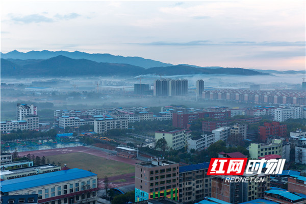 2月14日，湖南省永州市东安县城区空气清新，楼宇间云雾缠绵。