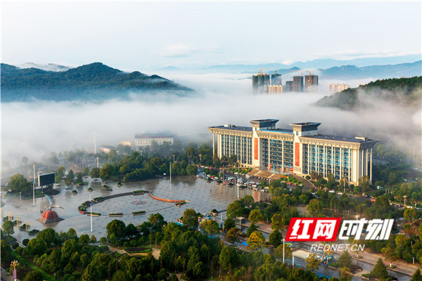 2月14日,一夜春雨过后,湖南省永州市东安县城区空气格外清新,朝霞披彩