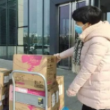 妇联组织支援抗疫一线女性医务人员女性卫生用品