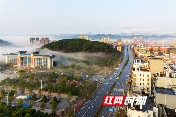 从高处拍摄的东安城区景观。