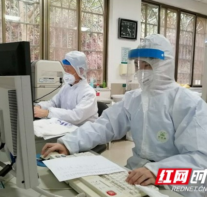 在抗疫一线并肩作战，是夫妻，亦是“战友”