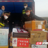 岳阳交通执法人员及时护送广东医疗物资援鄂