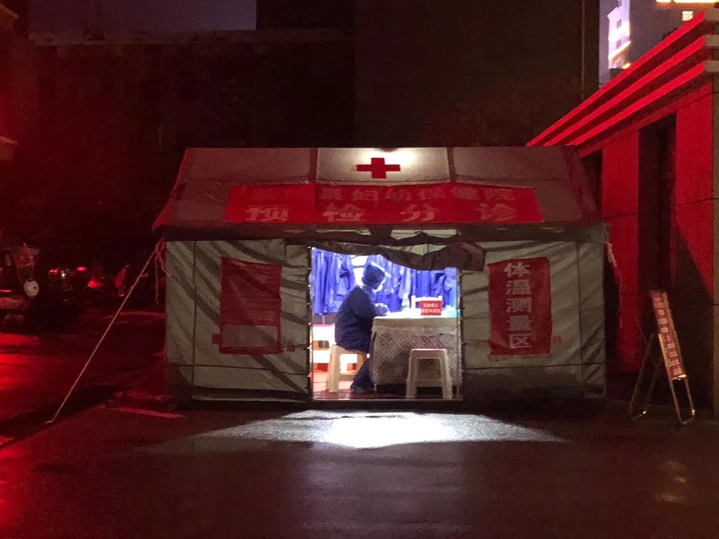 我不知道你是谁，但我知道你为了谁。面对突如其来的疫情，我们的白衣战士毫不犹豫地冲在前面！希望大疫过后，广大的人民群众理解医生，支持医生，爱护医生，爱护他们就是爱护自己的生命！