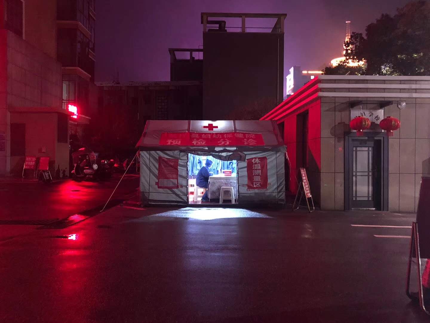 我不知道你是谁，但我知道你为了谁。面对突如其来的疫情，我们的白衣战士毫不犹豫地冲在前面！希望大疫过后，广大的人民群众理解医生，支持医生，爱护医生，爱护他们就是爱护自己的生命！