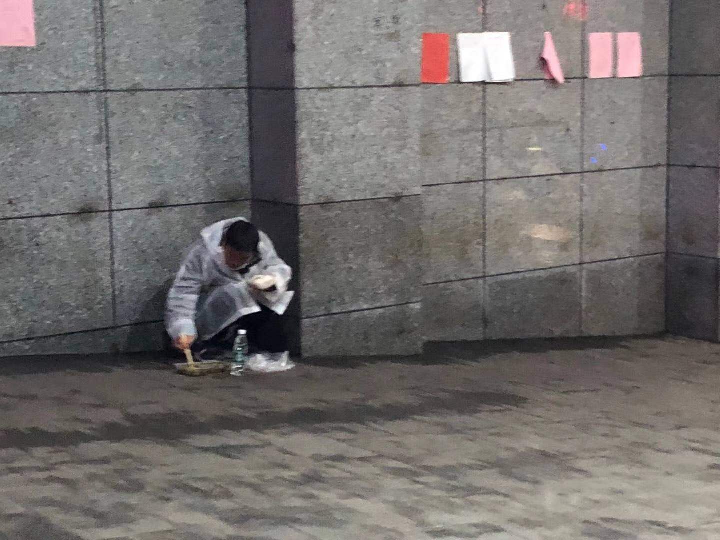 我不知道你是谁，但我知道你为了谁。面对突如其来的疫情，我们的白衣战士毫不犹豫地冲在前面！希望大疫过后，广大的人民群众理解医生，支持医生，爱护医生，爱护他们就是爱护自己的生命！