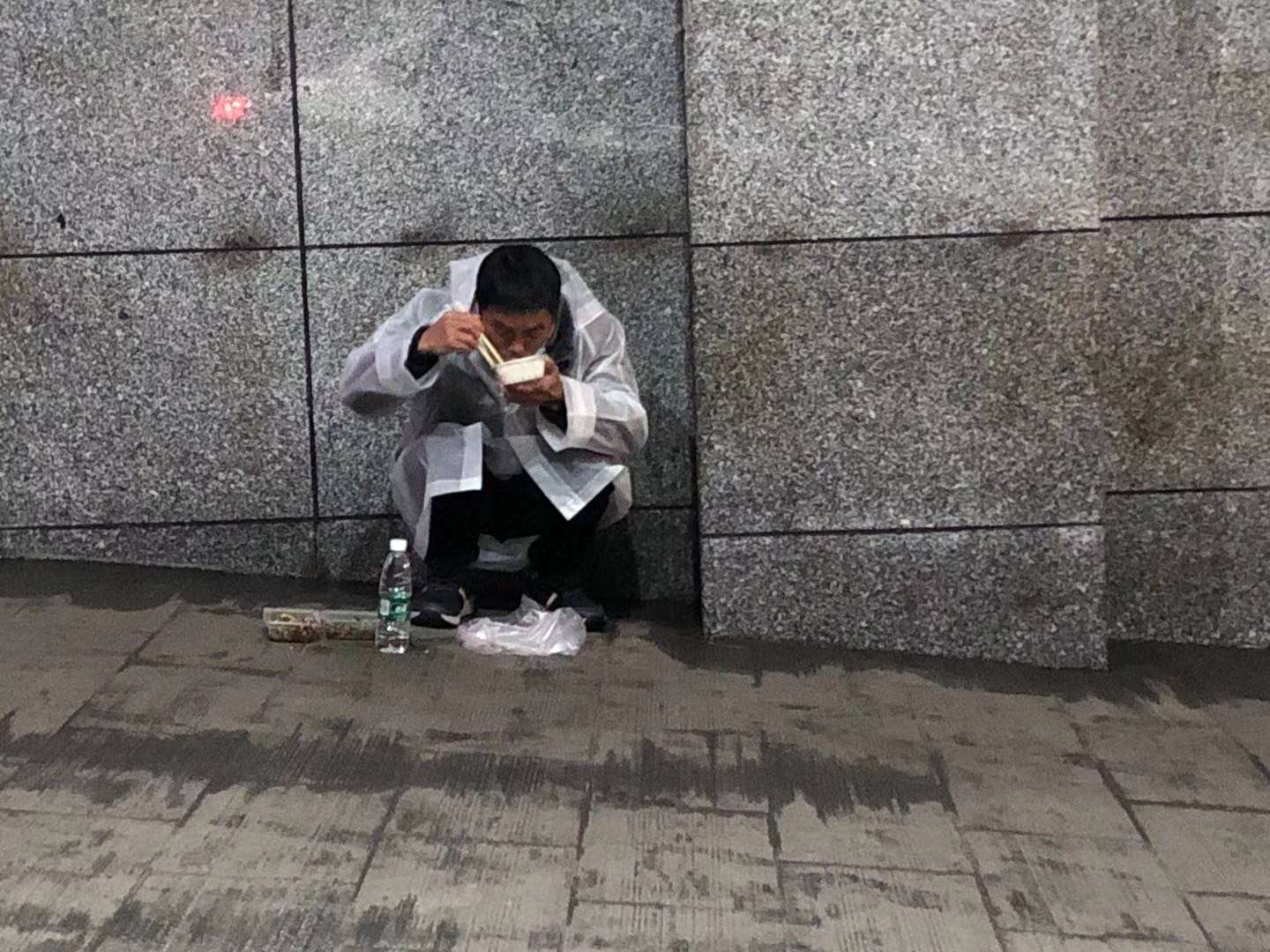 我不知道你是谁，但我知道你为了谁。面对突如其来的疫情，我们的白衣战士毫不犹豫地冲在前面！希望大疫过后，广大的人民群众理解医生，支持医生，爱护医生，爱护他们就是爱护自己的生命！