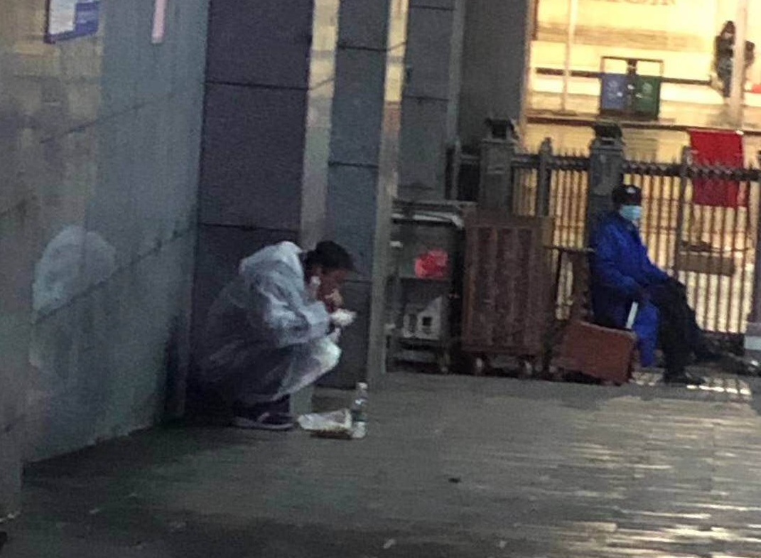 我不知道你是谁，但我知道你为了谁。面对突如其来的疫情，我们的白衣战士毫不犹豫地冲在前面！希望大疫过后，广大的人民群众理解医生，支持医生，爱护医生，爱护他们就是爱护自己的生命！
