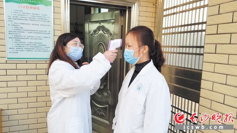 　　淳芝宝药业开工当日，负责人组织给员工测量体温。淳口镇政府供图