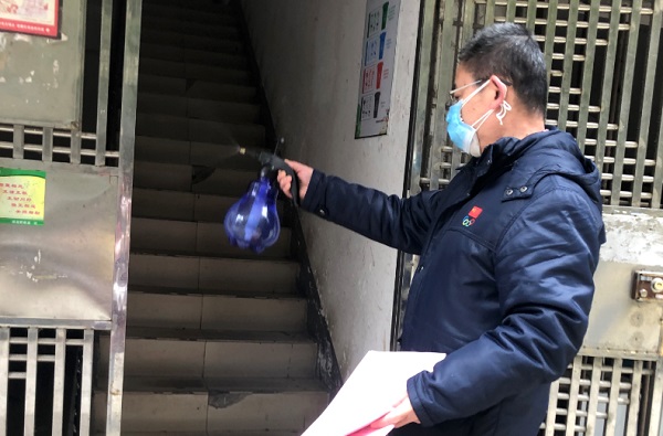 党员赵云湘楼道消毒.jpg
