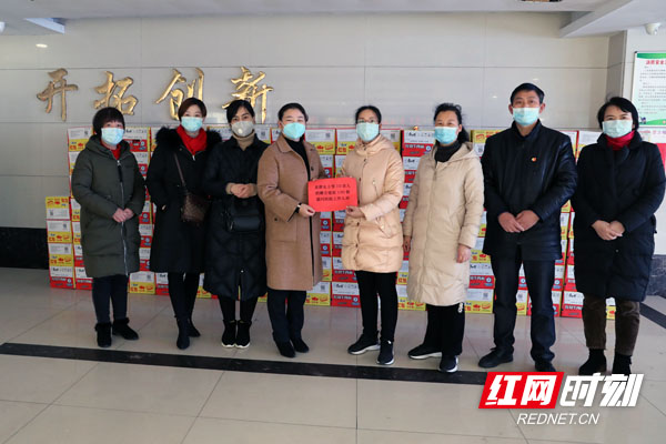 2月7日，龙潜等15名爱心人士自发捐赠给市康复医院抗疫一线的医务人员130箱方便面副本.jpg