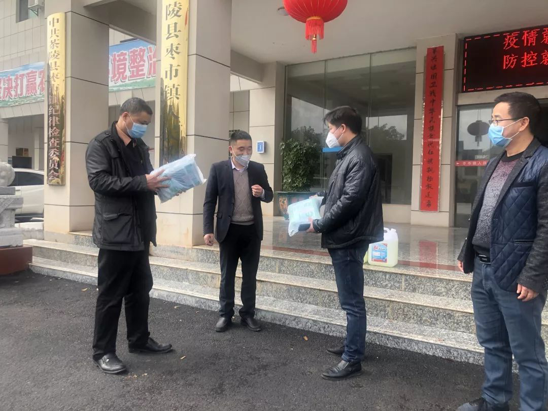 一场突如其来的疫情，打乱了春节阖家团圆的节奏，本该热热闹闹的街道一下子变得冷清起来。但是有一群戴着袖章，拿着宣传喇叭，到处奔波的基层干部，他们是奋战在一线的“逆行者”。