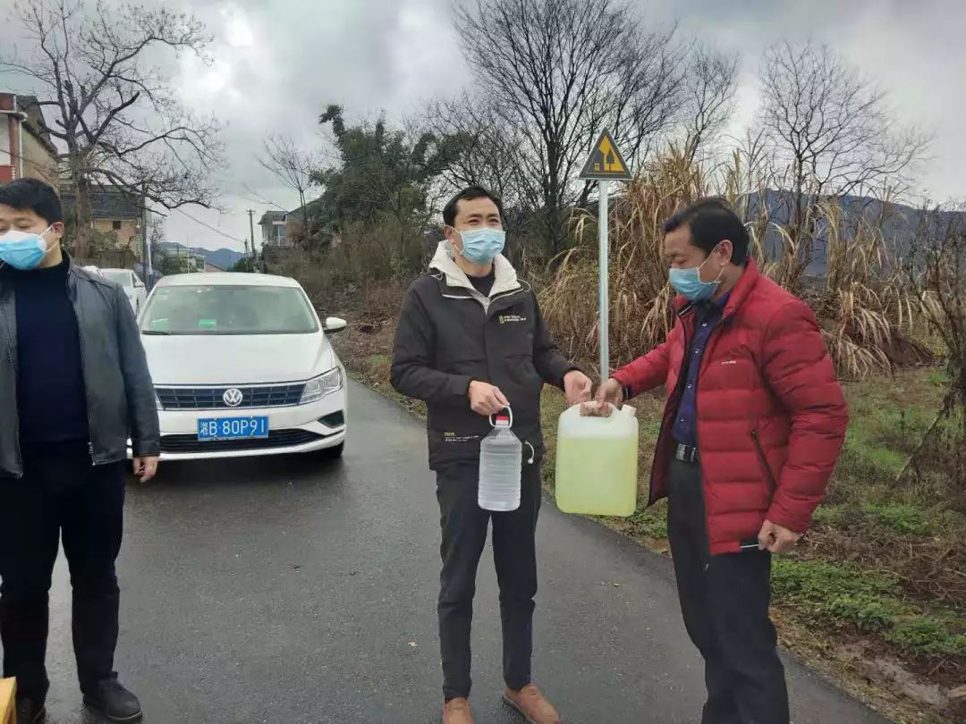 截至2020年2月14日上午12时，全镇共收到社会各界爱心捐款101988元，口罩4451个，手套620双，84消毒液740斤，医用酒精172斤，集装箱房1个，其他各类物资43件。