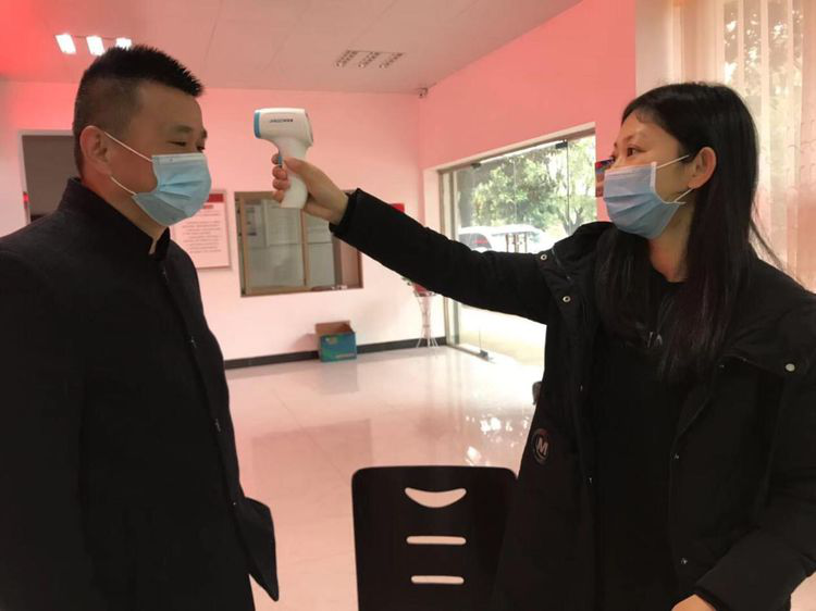 为开展好防疫工作，社区全体工作人员戴着口罩冲在第一线，挨家挨户在社区的486户1600人中排查重点人员；每天两次配合医务人员为重点人员上门量体温，加强对其的健康监测，直至观察期结束。