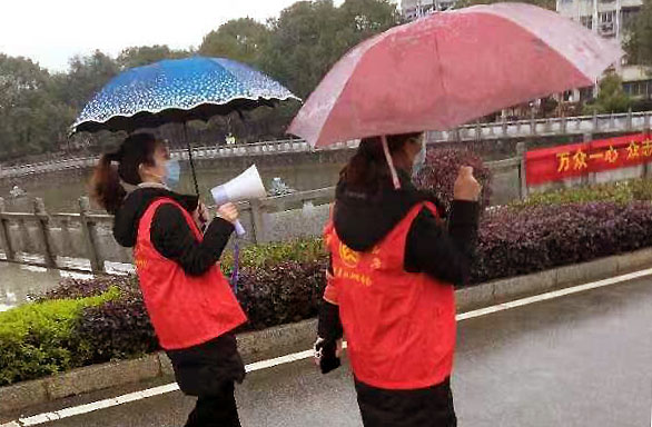 社区的宣传疫情防控小组每天巡查，在社区内悬挂横幅宣传标语、电子屏上滚动宣传标语、显眼的地方粘贴宣传标语，发放告知书和科普宣传手册，工作人员每天手持喇叭在社区范围内宣传疫情防控相关知识，要求居民不出门、不聚会、不聚餐、不赌博、多通风、勤洗手。