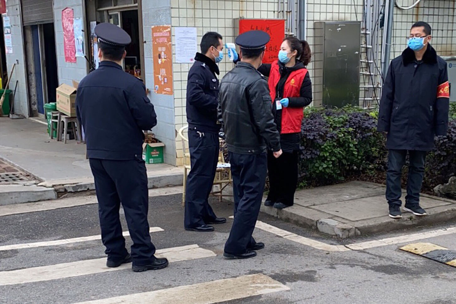 疫情防控工作到了最吃劲的关键阶段，社区毫不放松做好疫情防控相关工作，对社区实施封闭式管理，留下一个活动通道设置卡口，社区工作人员每日安排专人值守卡口，及时劝返外来人员和车辆。