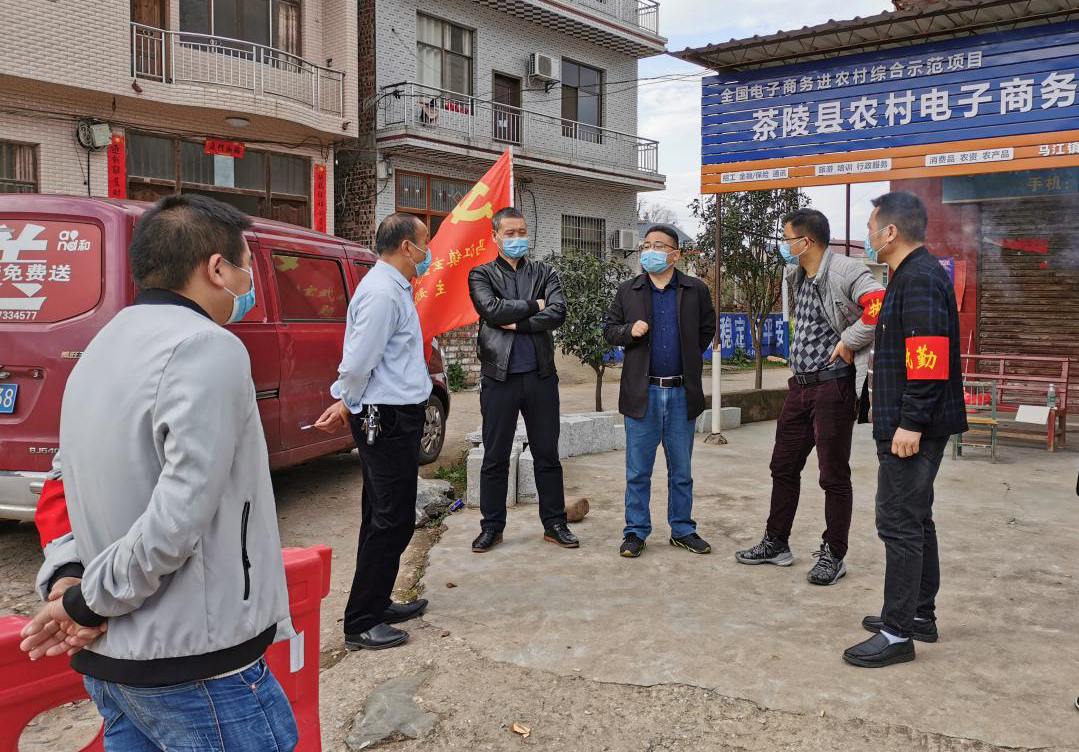 严密排查找隐患。结合重点人群大排查行动，镇村干部分组包片对辖区内所有住户逐户上门排查，填写《马江镇新冠肺炎防控摸排登记表》，做到底子清、数据准、情况明，确保不落一户、不漏一人，对摸排出来的“六类人员”及时上报，实行书记负责制，村党组织书记和办点领导签字上报。