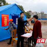 临武县干部职工为小区织牢疫情“防护网”