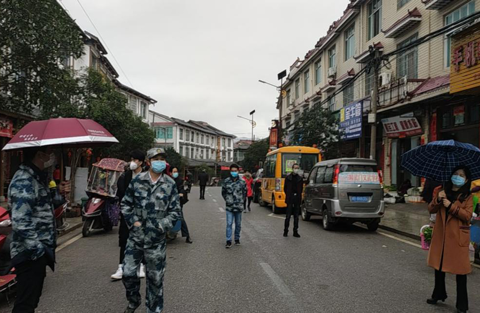 抓细抓实部署。在各村（居）疫情防控第一线，严格要求各村加强卡口管理、宣传调度、人员摸排工作，办点领导及干部到村蹲守，与村干部一起抓细抓实各项工作。