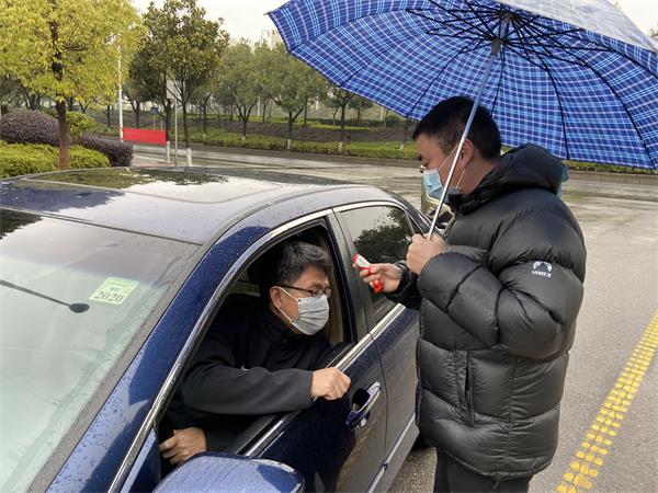 代表在防疫检测点给村民量体温.jpg 代表在防疫检测点给村民量体温.jpg