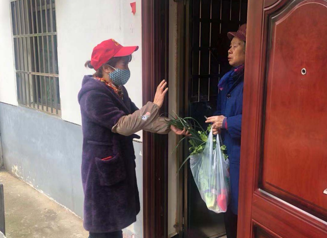 社区工作人员为独居老人送菜上门.jpg