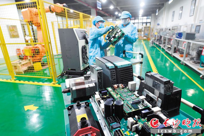 　　截至2月12日16时，全市已复工的工业企业达到2457家。这是凯源科技测试车间内，工作人员对设备进行测试。长沙晚报全媒体记者 王志伟  摄