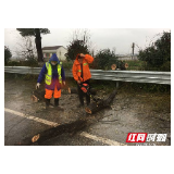 汨罗公路养护人员冒雨清障保畅通