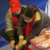 “小老弟，只有保护好了自己，我们才能消灭病毒这个敌人！”