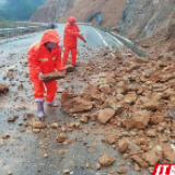 暴雨造成道路多处塌方 江华县公路局紧急抢通