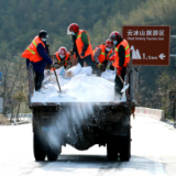 蓝山：公路部门“以雪为令”保畅在路上