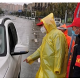 风雨隔不断温情 你们是防疫最美身影