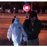 温情防疫 护送流浪汉回家