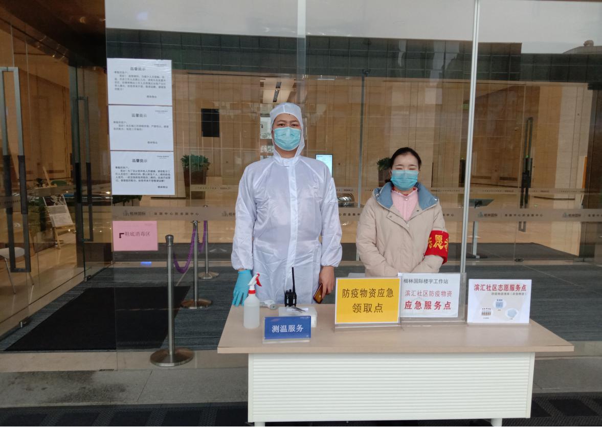 坚守在岗位的志愿者们身姿挺拔.jpg