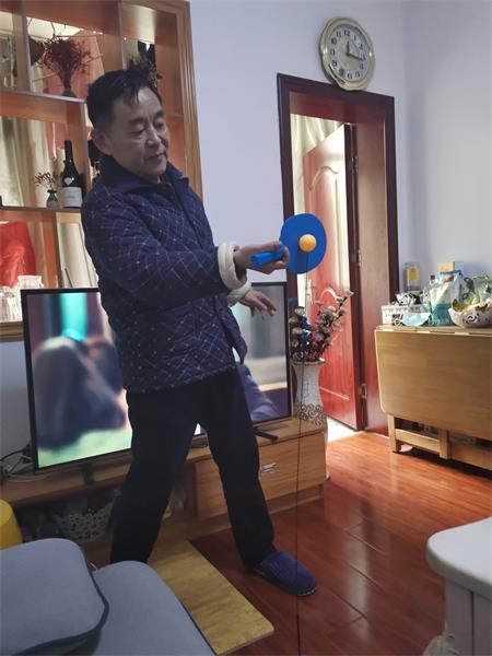 长沙市民周先生，节前买了一个居家乒乓球玩具，没想到此物丰富了自己的“宅样生活”。拍摄者：张涵.jpg