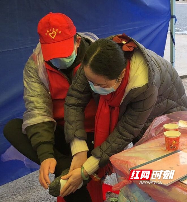 日,一张抗疫一线姐弟情的图片,在北塔区许多居民的微信朋友圈里刷屏