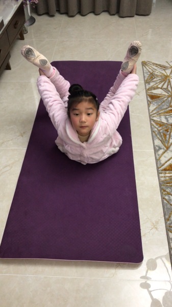 要求自己每天认真的完成日常舞蹈练习，加强锻炼，宅在家做一个健康的小学生。拍摄者：谭莹 黄鹤村.jpg