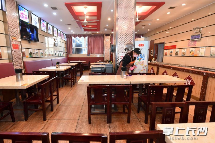 营盘路附近一家粉面馆已经开业，但是只提供外卖服务，间隔排队，即买即走。 长沙晚报全媒体记者 王志伟 摄