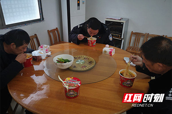 森林公安局白石渡派出所民警的午餐1_副本.jpg