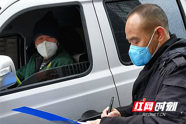 胡晓林正在排查进村车辆_副本.jpg