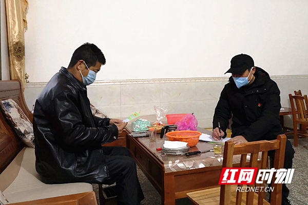 范水旺进村入户宣传疫情防控知识_副本.jpg