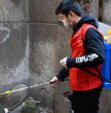 株洲交通事务中心工作队和南湖塘社区志愿者为老旧小区消毒