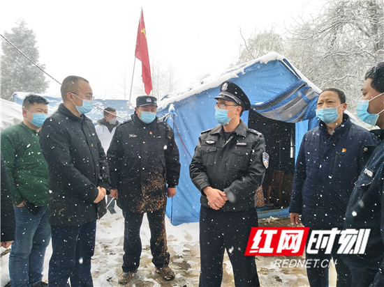 谢振华来桑植县看望慰问火烧垭卡点值守的防疫人员
