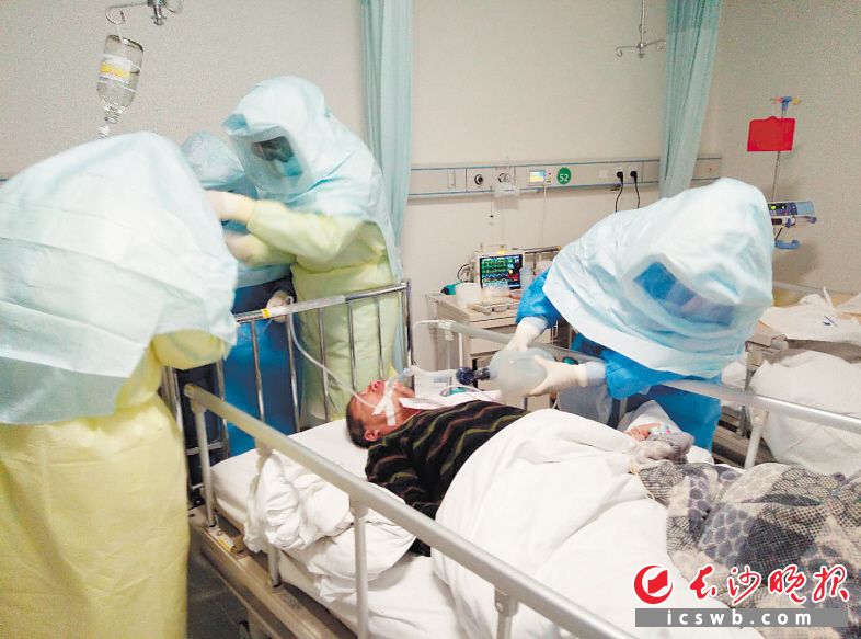 　　支援武汉的中南大学湘雅三医院国家医疗队员们16日凌晨正在紧急抢救新冠肺炎病危患者。　　图片、视频均由医疗队提供