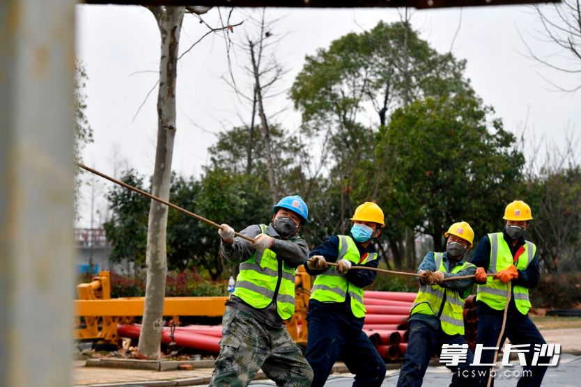 原长沙铬盐厂铬污染整体治理项目施工现场，戴着口罩的工人们在施工作业。长沙晚报全媒体记者 王志伟 摄