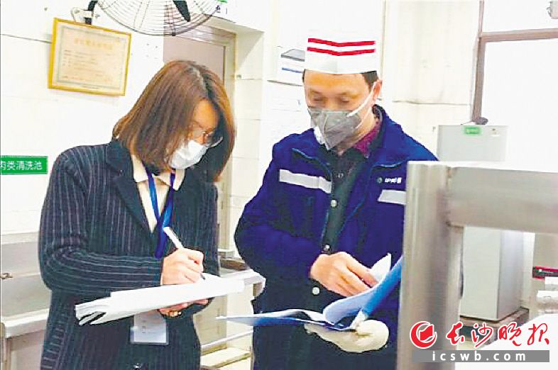 　　↑宁乡高新区驻企防疫联络员朱容（左）在检查所驻企业疫情防控工作。　　长沙晚报全媒体记者 张禹 通讯员 段华良 摄影报道