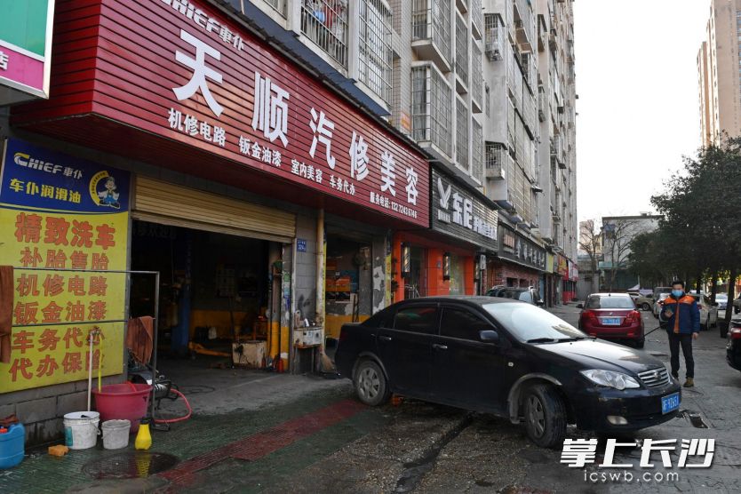 芙蓉区藠子园路沿线的几家汽修美容店已经陆续营业。 长沙晚报全媒体记者 王志伟 摄