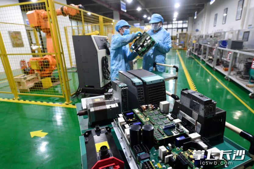 凯源科技测试车间内，工作人员对设备进行相关测试。 长沙晚报全媒体记者 王志伟 摄