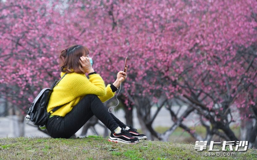 潇湘大道湘江风光带上，享受春光的悠闲女孩。