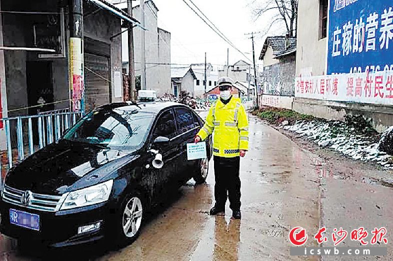 　　在湖北老家，李堤穿上长沙交警制服“上岗”。受访者供图