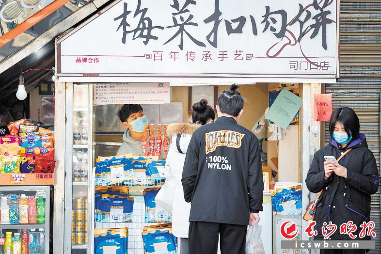 　　2月16日，长沙国金街、黄兴南路步行街等地的一些门店已经恢复营业，吸引市民前来消费。长沙晚报全媒体记者 邹麟 摄